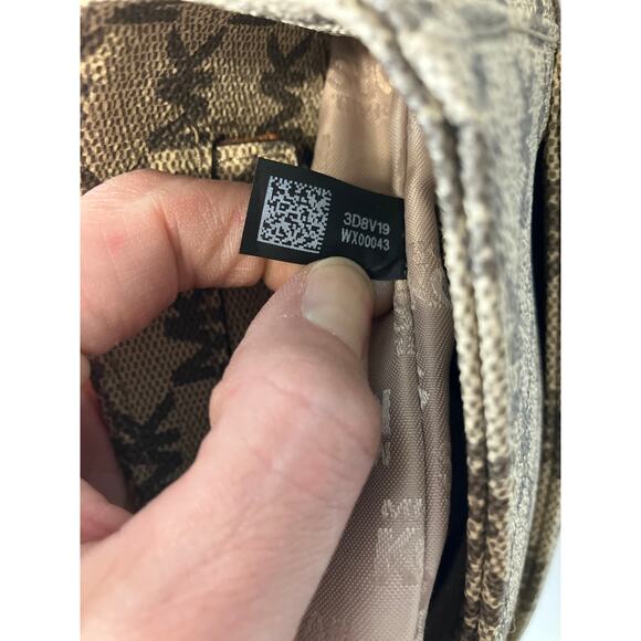 MICHAEL KORS MEDIUM SAFFIANO LEATHER SIGNATURE CROSSBODY BAG - Picture 15 of 16